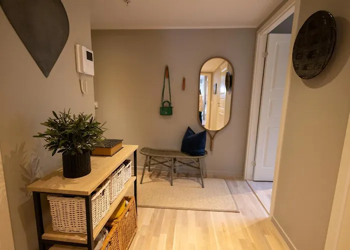 Damsgard , Naer Sentrum *